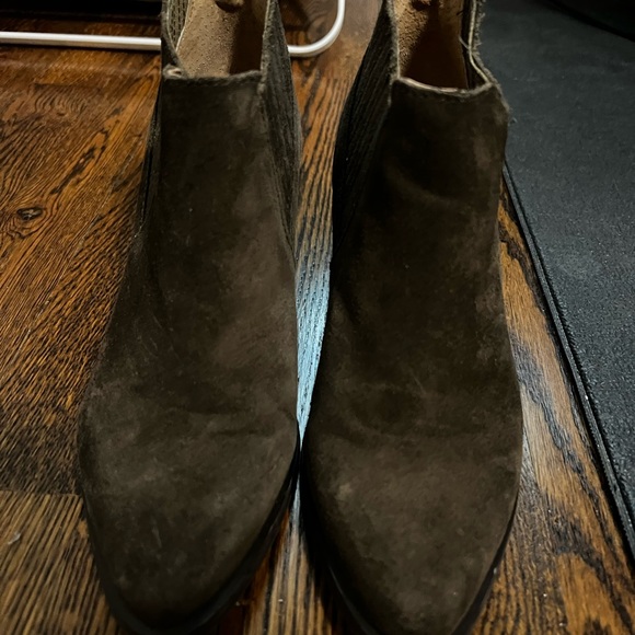 Steve Madden Olive Green Suede booties sz 6 - Picture 2 of 4